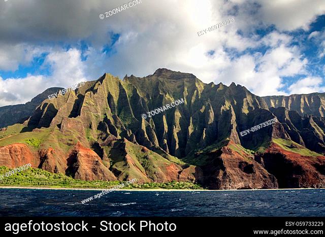 Blick vom Meer aus auf die berühmte Na Pali Coast an der Nordostküste von Kauai, Hawaii, USA. View from a boat towards the famous Na Pali Coast on the northern...