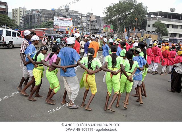 Warli tribal dance on road during the religious procession of goddess Amba devi's arrival ; from Kalwa to Tembhi Naka ; Thane ; Maharashtra ; India