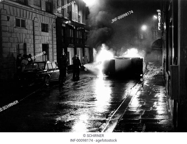 Demonstration, Frankreich 1968, Studentenunruhen, im Quartier Latin, 7.5.1968, Feuerwehr löscht ein brennendes Auto  Zerstörung, Verwüstung, Unruhen, Politik