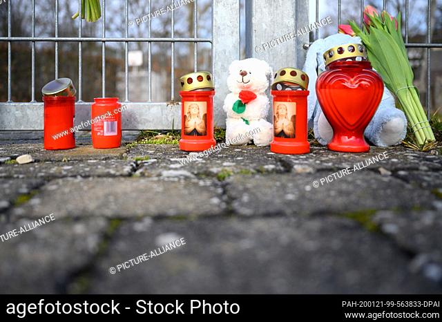 21 January 2020, Baden-Wuerttemberg, Schwäbisch Gmünd: Candles, flowers and cuddly toys stand in front of the entrance of a playground near the river Rems