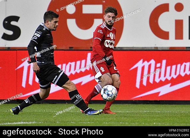 Essevee's Alessandro Ciranni and Standard's Maxime Lestienne fight for the ball during a soccer match between Standard de Liege and SV Zulte Waregem