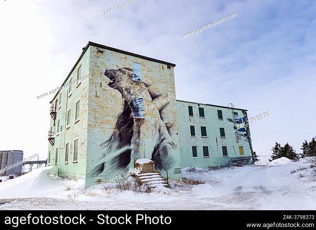 Pintura de oso polar en edificio antiguo, Churchill, Manitaba, Canadá