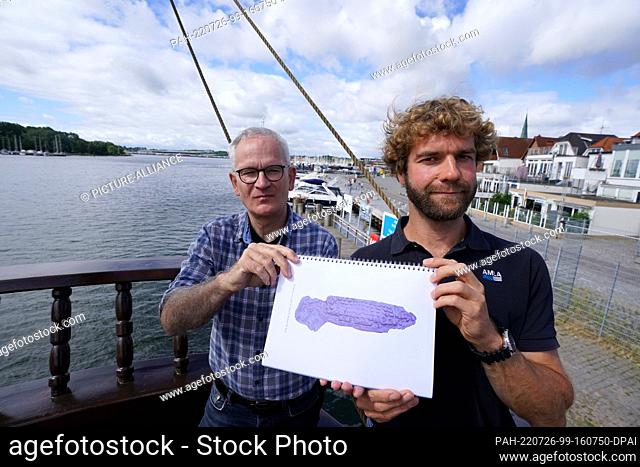 26 July 2022, Schleswig-Holstein, Lübeck-Travemünde: Ulrich Müller (l), medieval and modern archaeologist from the Institute for Prehistory and Early History at...