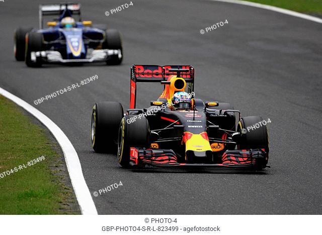 08.10.2016 - Free Practice 3, Daniel Ricciardo (AUS) Red Bull Racing RB12 and Marcus Ericsson (SUE) Sauber C34
