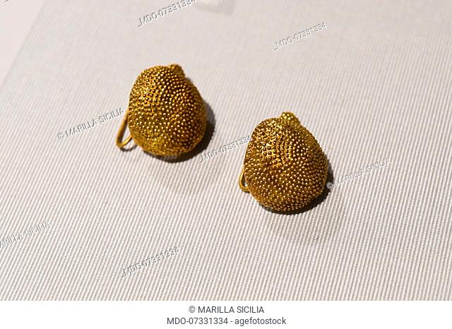 Opening of the exhibition Pompeii and Santorini. Eternity in a Day at the Scuderie del Quirinale. In the photo clove-shaped earrings from the 1st century a