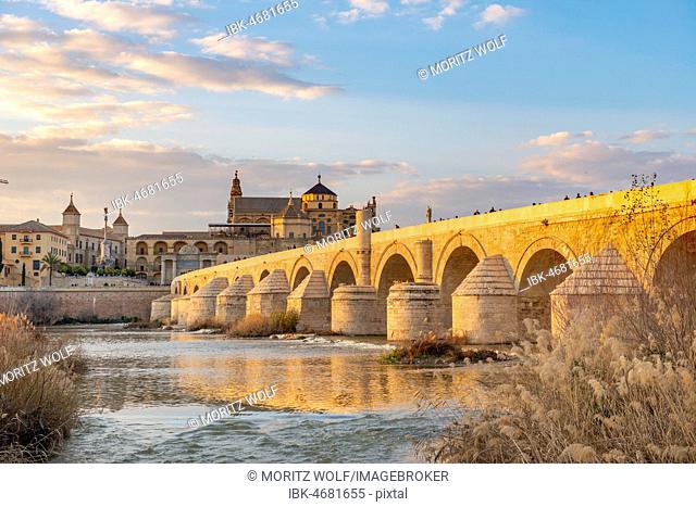 Puente Romano, Roman bridge over Rio Guadalquivir, behind Mezquita, Catedral de Córdoba, Cordoba, Andalusia, Spain
