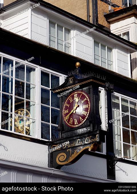 TUNBRIDGE WELLS, KENT/UK - JANUARY 5 : View of the Famous Pantiles Clock in Royal Tunbridge Wells on January 5, 2018