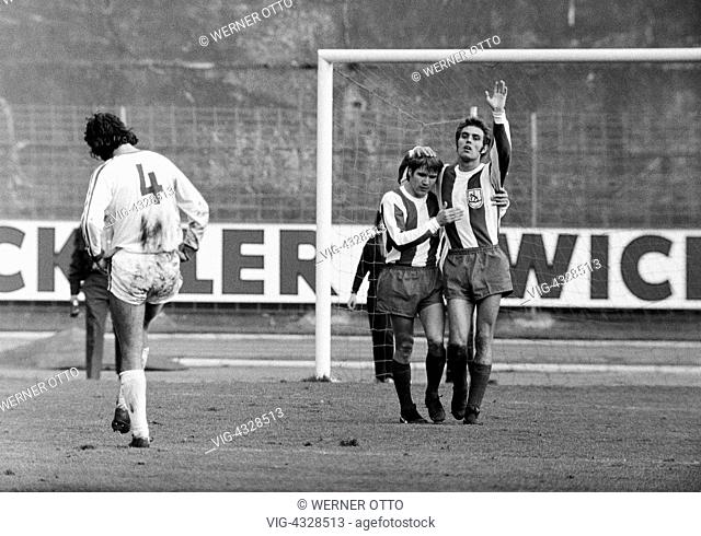 Fussball, Bundesliga, Saison 1972/1973, Stadion am Zoo in Wuppertal, Wuppertaler SV gegen VfL Bochum 3:0, Spielszene, Juergen Kohle hat in der 86