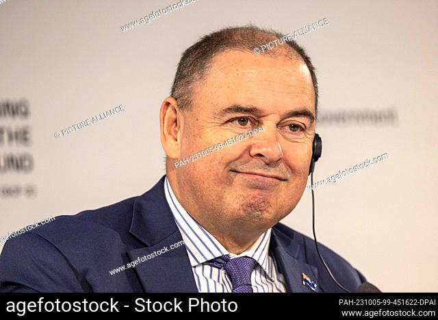 05 October 2023, North Rhine-Westphalia, Bonn: Mark Brown, prime minister of the Cook Islands in the South Pacific, smiles at the press conference for the...