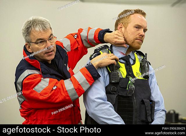 dr Thomas SCHLEUSS, Schleuss, emergency doctor, explains the danger of stab and cut injuries, here after a simulated knife attack on police commissioner Ingo...