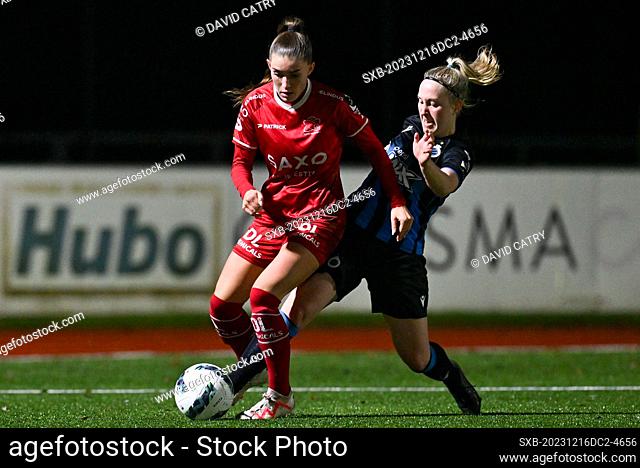 Luisa Blumenthal (27) of Zulte-Waregem pictured fighting for the ball with Celien Guns (10) of Club YLA during a female soccer game between Club Brugge Dames...