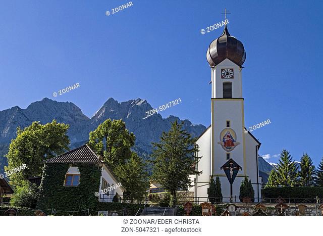 Dorfkirche von Grainau vor den Gipfeln des Zugspitzmassifes