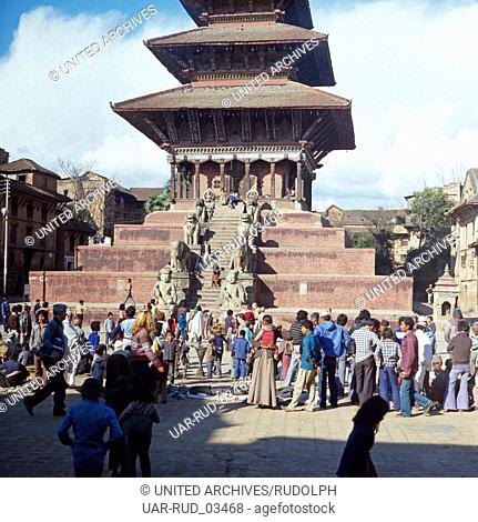 Besichtigung des Nyatapola-Tempel von Bhaktapur im Kathmandu-Tal, Nepal 1970er Jahre. Visitation of the Nyatapola temple of Bhaktapur in Katmandu Valley