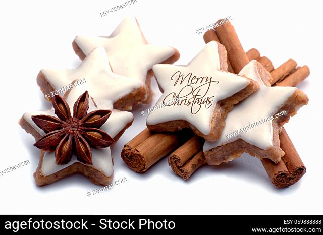 Weihnachtliche Dekoration mit Zimtsternen und Schriftzug Merry Christmas