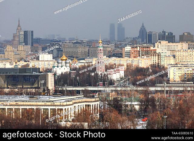 RUSSIA, MOSCOW - 22 de NOVIEMBRE, 2023: Vista del Convento Novodevichy desde la cubierta de observación Vorobyovy Gory. Sofya Sandurskaya/TASS