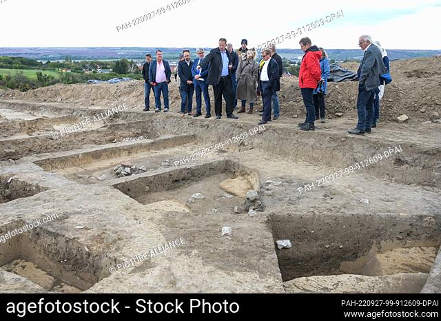 26 September 2022, Saxony-Anhalt, Helfta: During the presentation of the excavation results, the remains of this heating system from the 10th/11th century were...