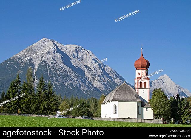 Die Kirche, das Wahrzeichen des malerischen Tiroler Dorfes Leutasch