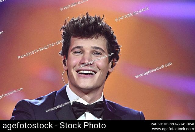 18 October 2023, Saxony, Leipzig: German pop singer Wincent Weiss performs in the show ""Your Songs"" in Leipzig. Mitteldeutscher Rundfunk recorded the music...