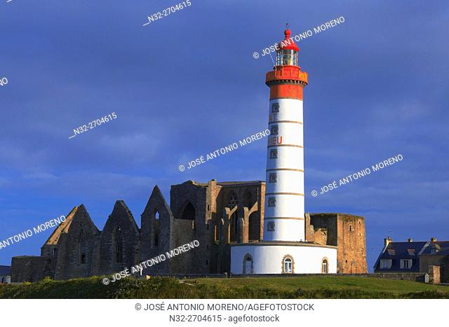 Saint Mathieu lighthouse, Ruins of a benedictine abbey, Pointe de Sant-Mathieu, Finisterre, Bretagne, Brittany, France Europe