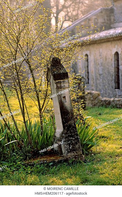 France, Vaucluse, Vaugines, Cimetery near the church