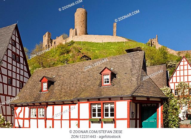 Historischer Ortskern mit Fachwerkhaeusern und der Ruine der Loewenburg, Monreal, Eifel, Rheinland-Pfalz, Deutschland, Europa