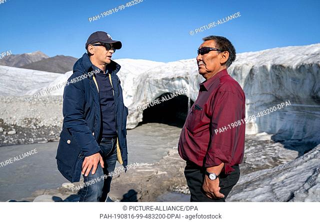 15 August 2019, Canada, Pond Inlet: Federal Foreign Minister Heiko Maas (l, SPD) talks to a park ranger about a glacier hike near Pond Inlet