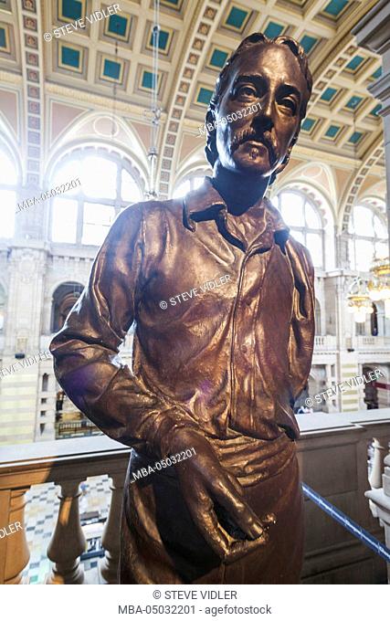 Scotland, Glasgow, Kelvingrove Art Gallery and Museum, Statue of Robert Louis Stevenson by David Stevenson
