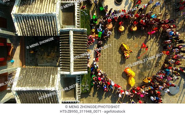 (180216) -- QIONGHAI, Feb. 16, 2018 () -- People watch performance at the Dayuan Ancient Town of Qionghai City, south China's Hainan Province, Feb