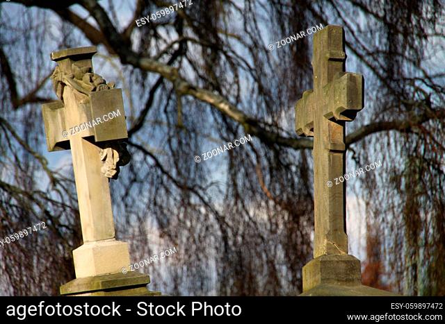 Grabkreuze an der Kilianskirche in Lügde
