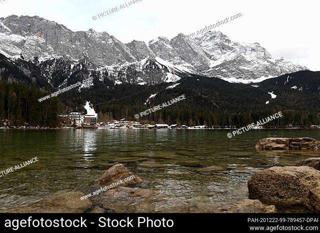 22 December 2020, Bavaria, Eibsee: The water of the Eibsee can be seen against the backdrop of the Zugspitze. With mild temperatures and slightly overcast skies