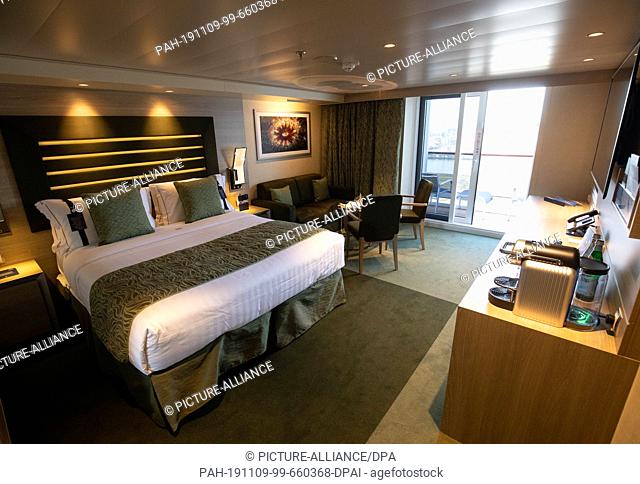 09 November 2019, Hamburg: View into a deluxe suite in the Yacht Club on board the cruise ship MSC Grandiosa during a press tour before the christening ceremony