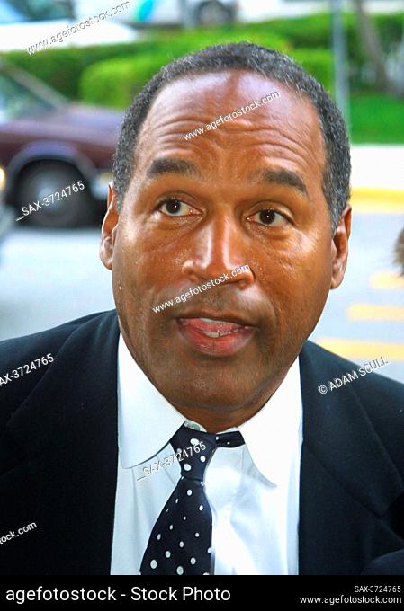 Miami, FL 10-9-2001.OJ Simpson arrives at Criminal Court .for the first day of jury selection. The former .NFL star and sportscaster faces felony and