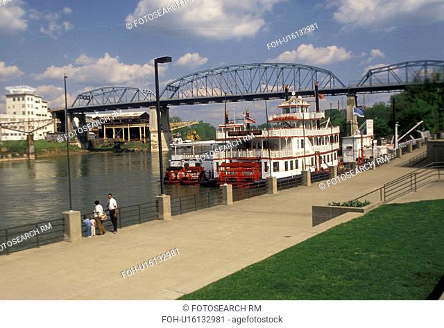 paddle wheeler, Nashville, River Front Park, Tennessee, Paddle-wheel cruise riverboats docked at River Front Park on the Cumberland River in Nashville in the...