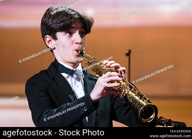 RUSSIA, MOSCOW - DECEMBER 5, 2023: Saxophonist Dmitry Pinchuk realiza durante la apertura del 24o concurso de televisión internacional Nutcracker para jóvenes...