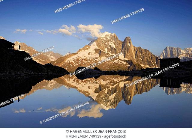France, Haute Savoie, Chamonix, Aiguille Verte (4122m), Aiguille du Dru (3754m) at sunrise, Mont Blanc Massif