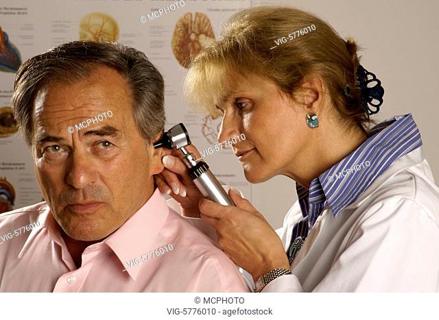 Eine Aerztin untersucht die Ohren von einem aelteren Mann, MR, 2007| A lady doctor examined the ears from a old man - Hamburg, Hamburg, Germany, 27/07/2007