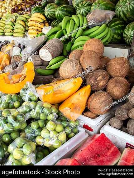 02 December 2017, Curaçao, Willemstad: Fresh fruit lies on a stall at a market. Photo: Silas Stein/dpa. - Willemstad/Curaçao