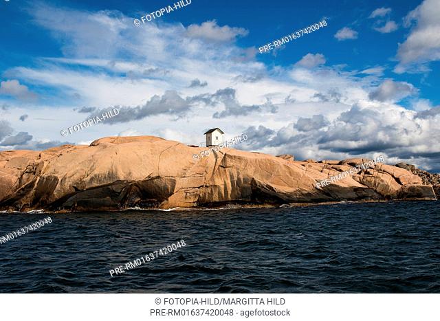 Small white hut on top of a rock at swedish skerry coast north of Gothenburg, Bohuslän, Västra Götalands län, Sweden / Weiße Hütte auf Felsen an der...