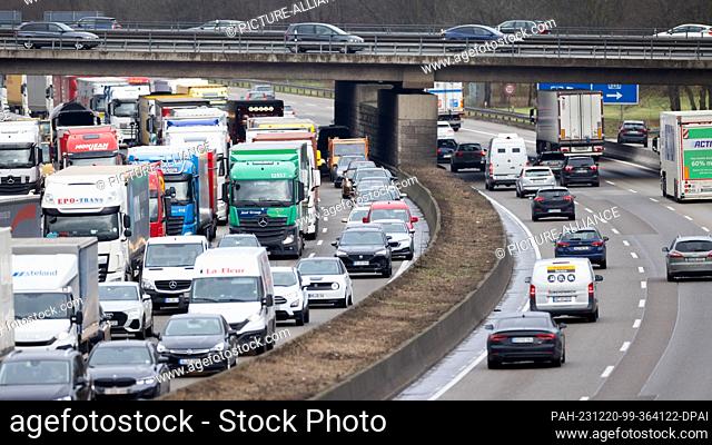 20 December 2023, North Rhine-Westphalia, Cologne: Cars and trucks jam up on the A4 near Cologne at the start of the vacation season in North Rhine-Westphalia