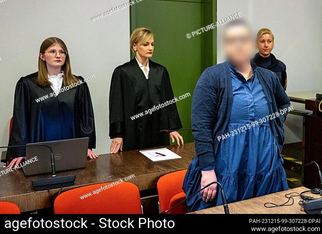 15 December 2023, Bavaria, Munich: PLEASE PIXELATE THE ACCUSED!!!! The defendant Andrea Tandler (center) stands in front of her lawyers Cheyenne Blum (left) and...