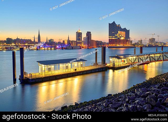 Germany, Hamburg, Northern bank of Elbe at dawn with Elbphilharmonie and city skyline in background