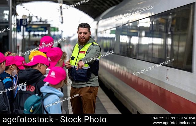 PRODUCTION - 27 September 2022, Saxony-Anhalt, Halle (Saale): Bastian Peter, Deutsche Bahn's prevention officer, trains children from a sixth-grade class at the...