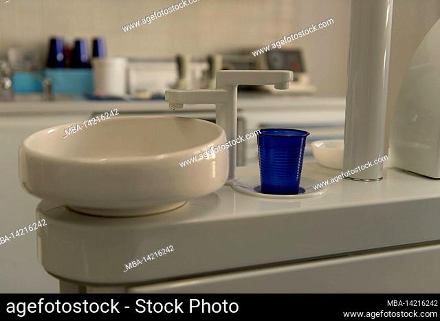 Dentist, practice, sink, treatment room, mouth rinse basin