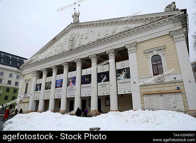 RUSSIA, VORONEZH - 20 de diciembre de 2023: Los Playbills se reúnen fuera de la Ópera Estatal de Voronezh y del Teatro Ballet. Erik Romanenko/TASS
