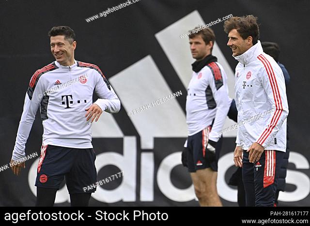 From left: Robert LEWANDOWSKI (FC Bayern Munich), Thomas MUELLER (MULLER, FC Bayern Munich), Leon GORETZKA (FC Bayern Munich), laughs, laughs, laughsd