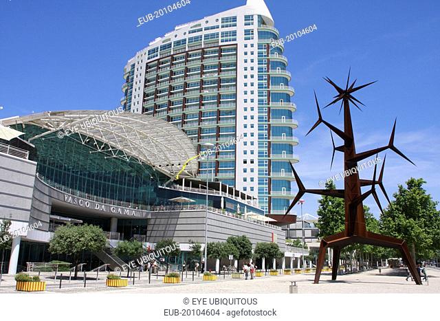 Angled view of the Vasco da Gama shopping centre with the Homem Sol sculpture by Jorge Vieira in the Park of Nations