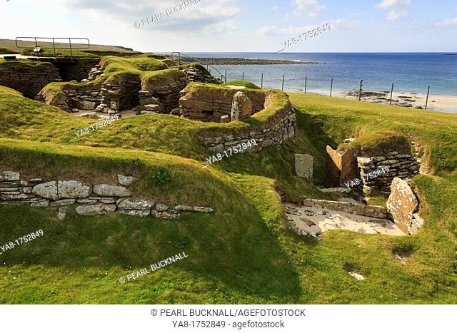 Bay of Skaill, Sandwick, Orkney Mainland, Scotland, UK, Great Britain, Europe  Excavations of prehistoric houses in Neolithic stone-age village at Skara Brae...
