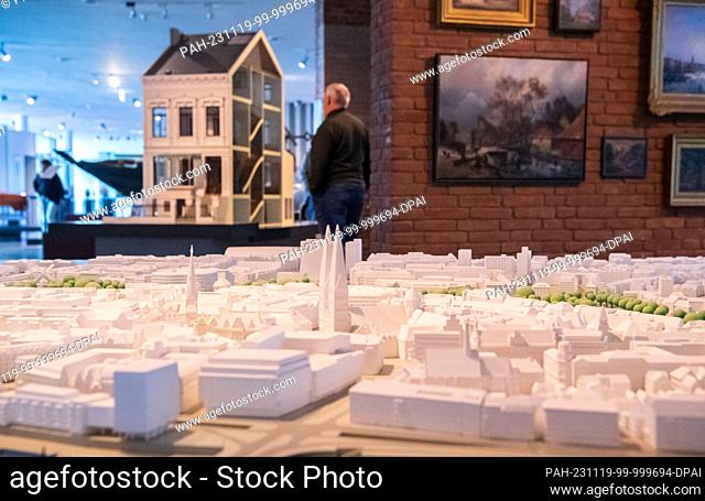 PRODUCTION - 17 November 2023, Bremen: A model of Bremen's city center can be seen in the foreground. On November 19, 2023