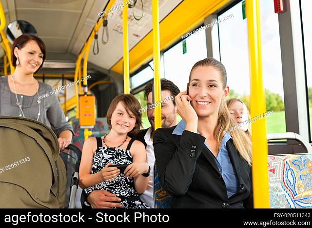 Fahrgäste in einem Bus