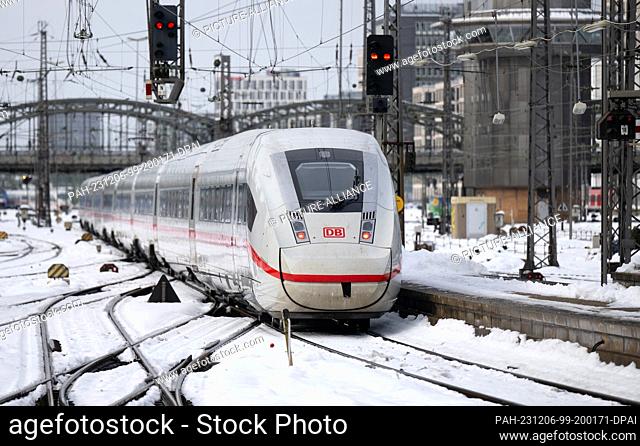 06 December 2023, Bavaria, Munich: A Deutsche Bahn (DB) ICE train leaves the main station. After the chaos of the last few days